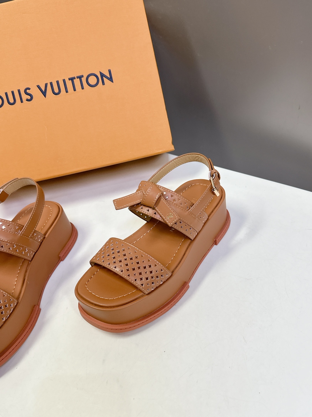  Louis Vuitton 路易威登 MAYA FLATFORM凉鞋✖️村上隆️联名款
    本款 