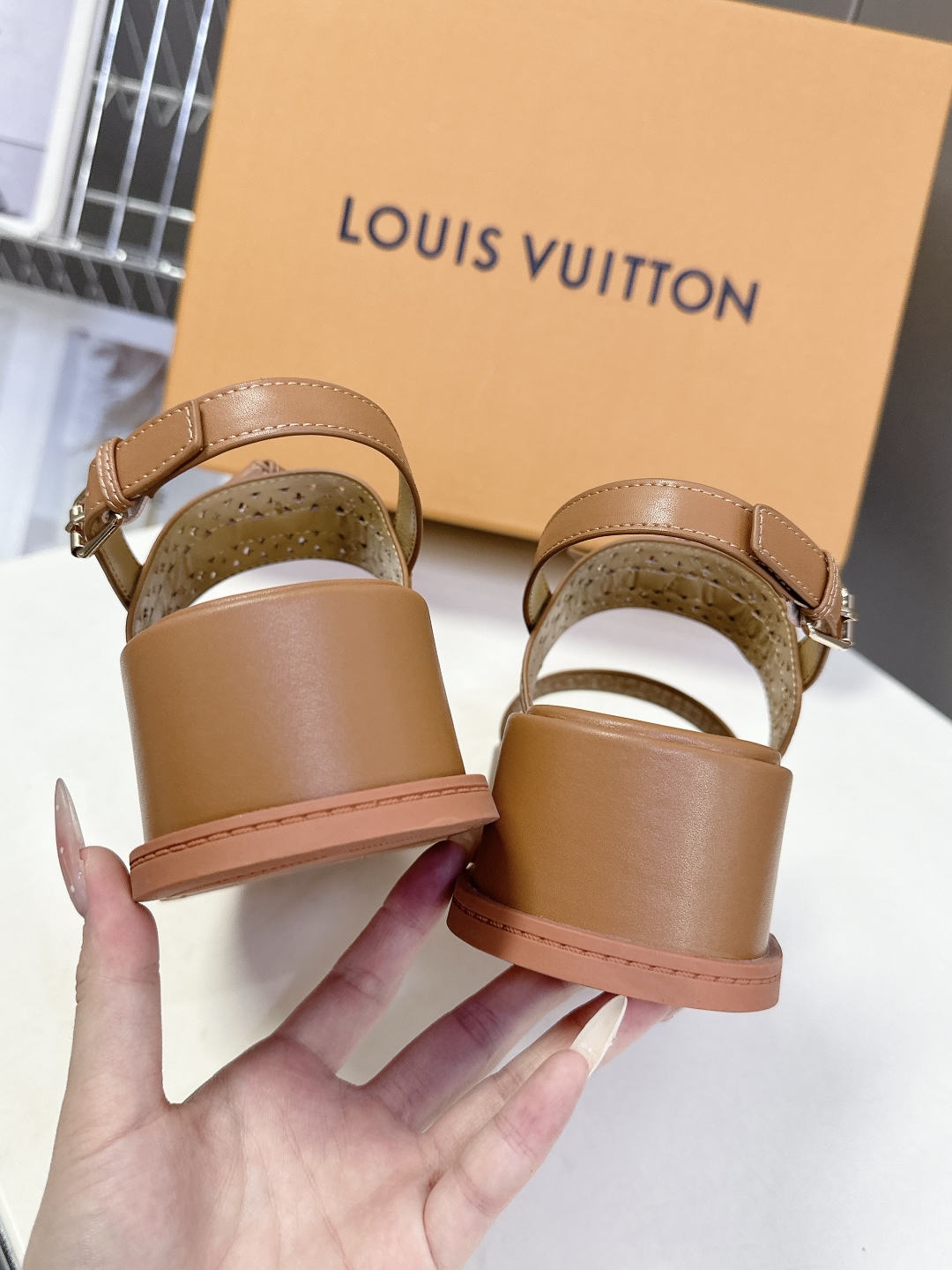  Louis Vuitton 路易威登 MAYA FLATFORM凉鞋✖️村上隆️联名款
    本款 