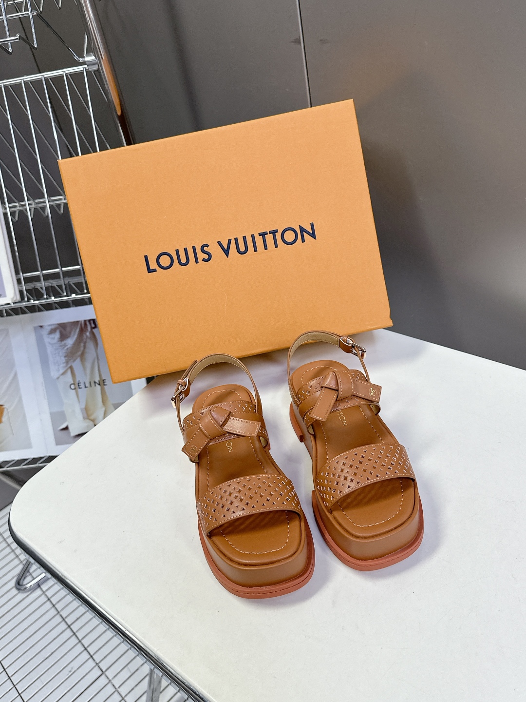  Louis Vuitton 路易威登 MAYA FLATFORM凉鞋✖️村上隆️联名款
    本款 
