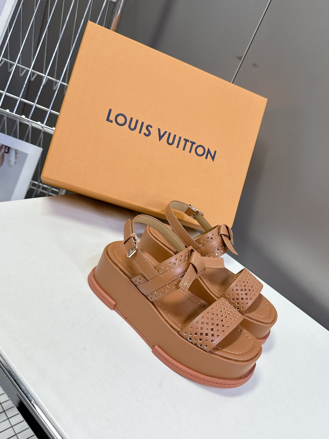  Louis Vuitton 路易威登 MAYA FLATFORM凉鞋✖️村上隆️联名款
    本款 