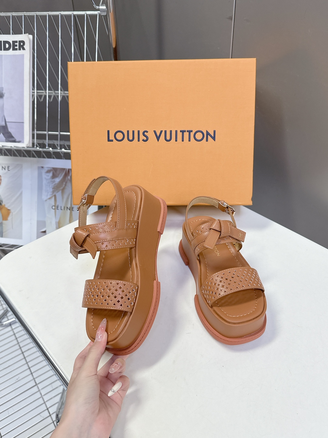 Louis Vuitton 路易威登 MAYA FLATFORM凉鞋✖️村上隆️联名款
    本款 