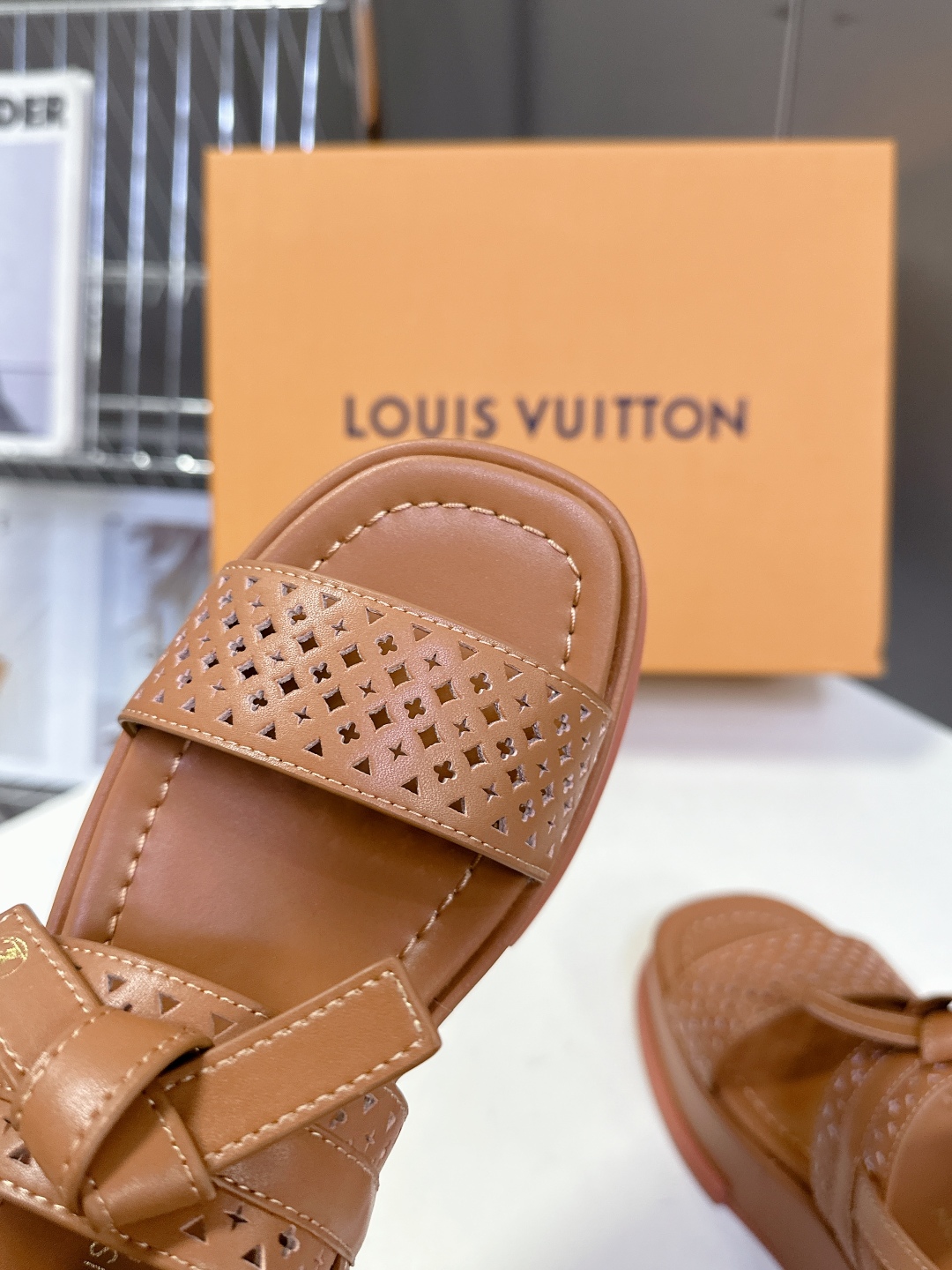  Louis Vuitton 路易威登 MAYA FLATFORM凉鞋✖️村上隆️联名款
    本款 