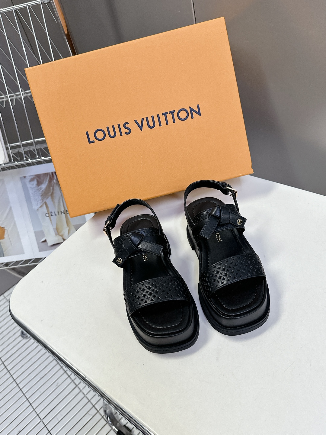  Louis Vuitton 路易威登 MAYA FLATFORM凉鞋✖️村上隆️联名款
    本款 