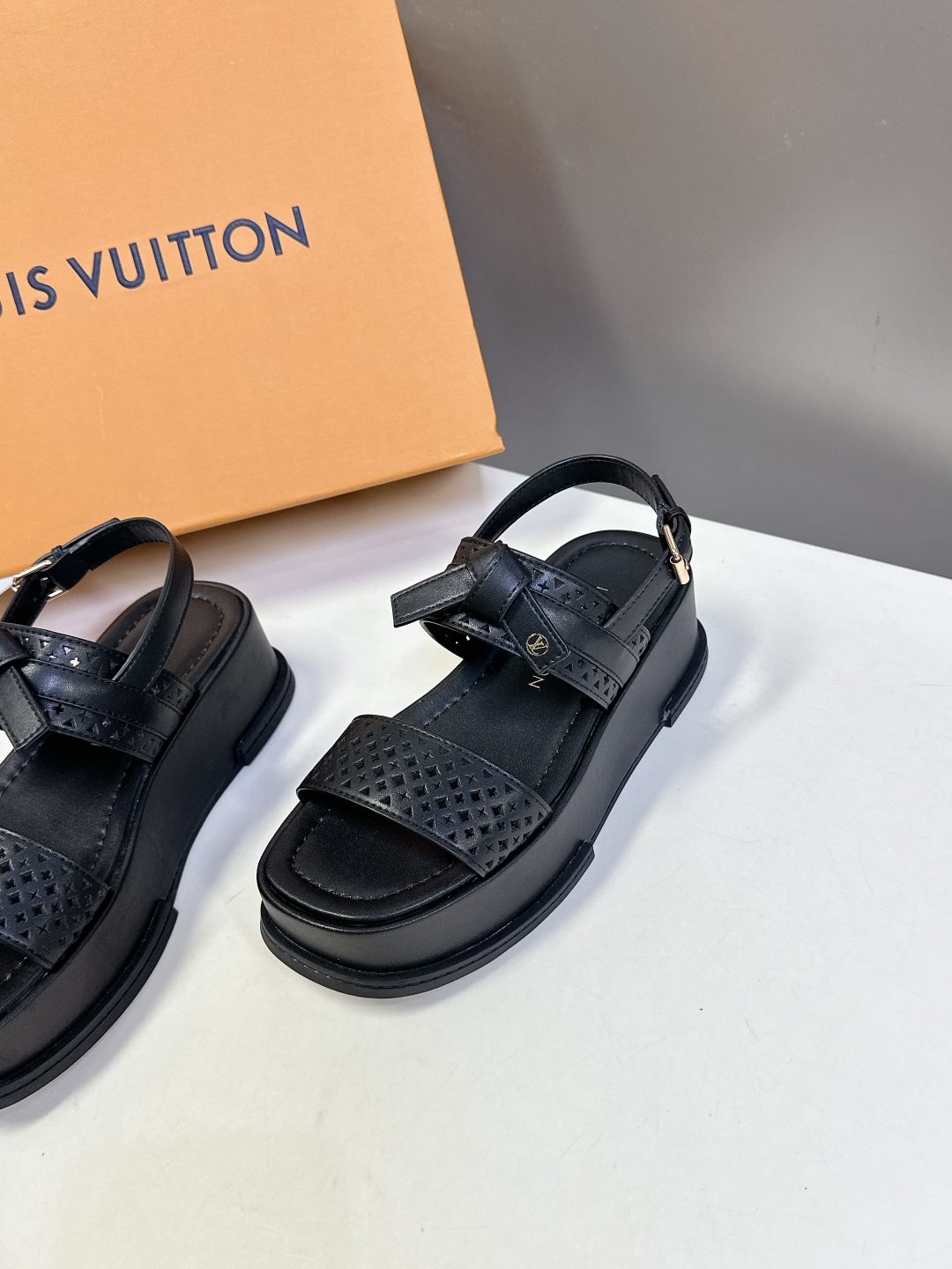  Louis Vuitton 路易威登 MAYA FLATFORM凉鞋✖️村上隆️联名款
    本款 