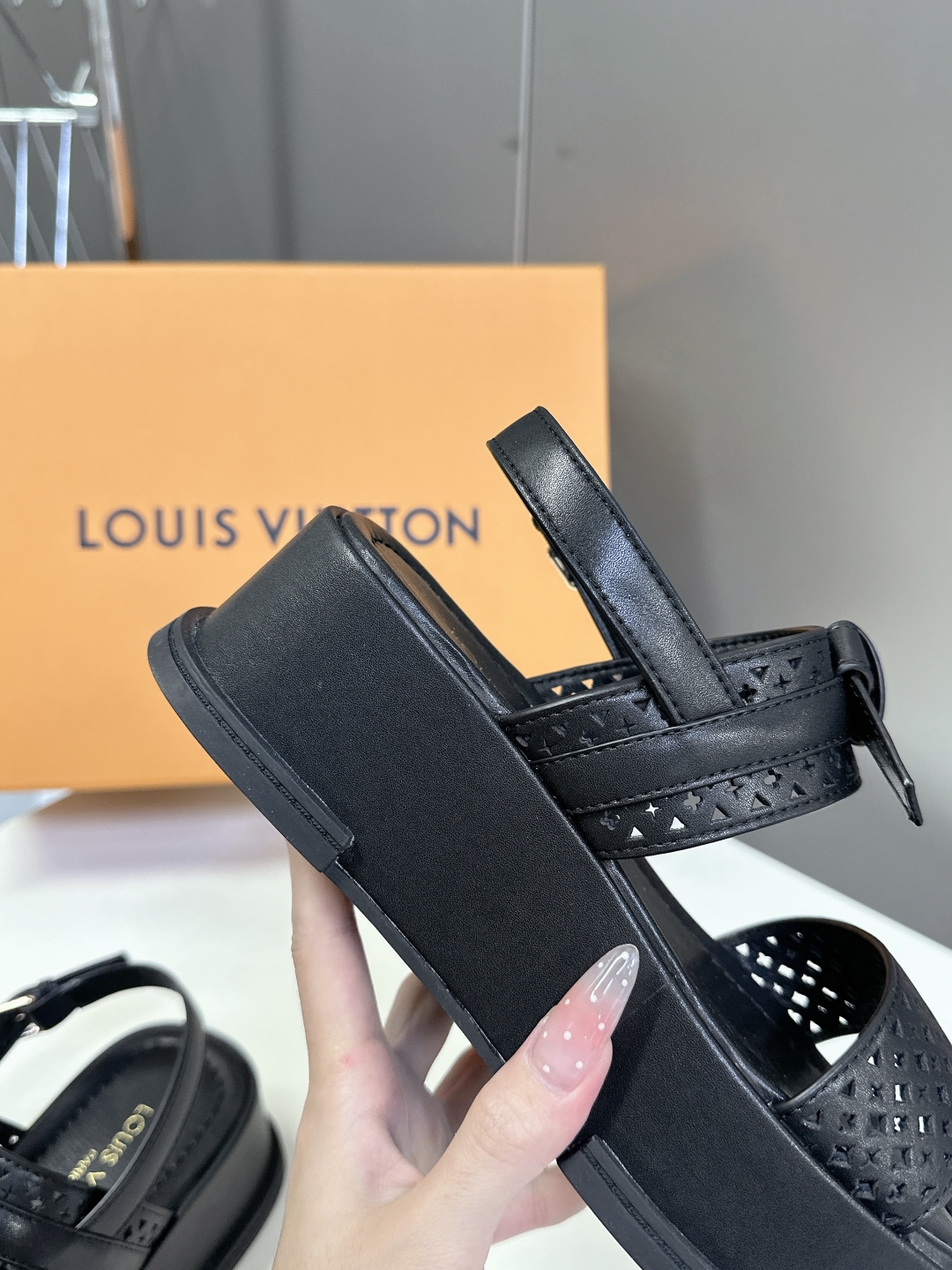  Louis Vuitton 路易威登 MAYA FLATFORM凉鞋✖️村上隆️联名款
    本款 