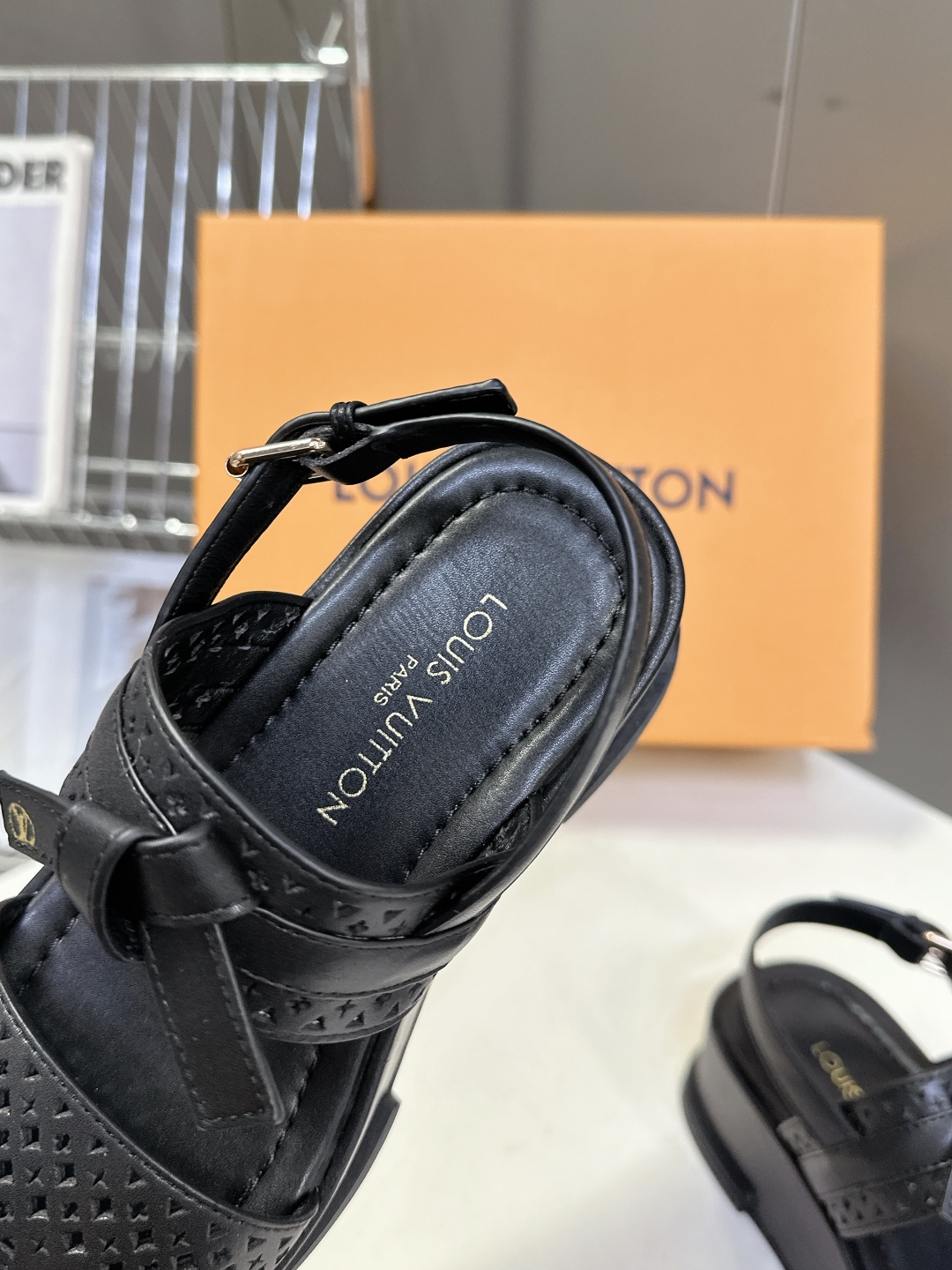  Louis Vuitton 路易威登 MAYA FLATFORM凉鞋✖️村上隆️联名款
    本款 