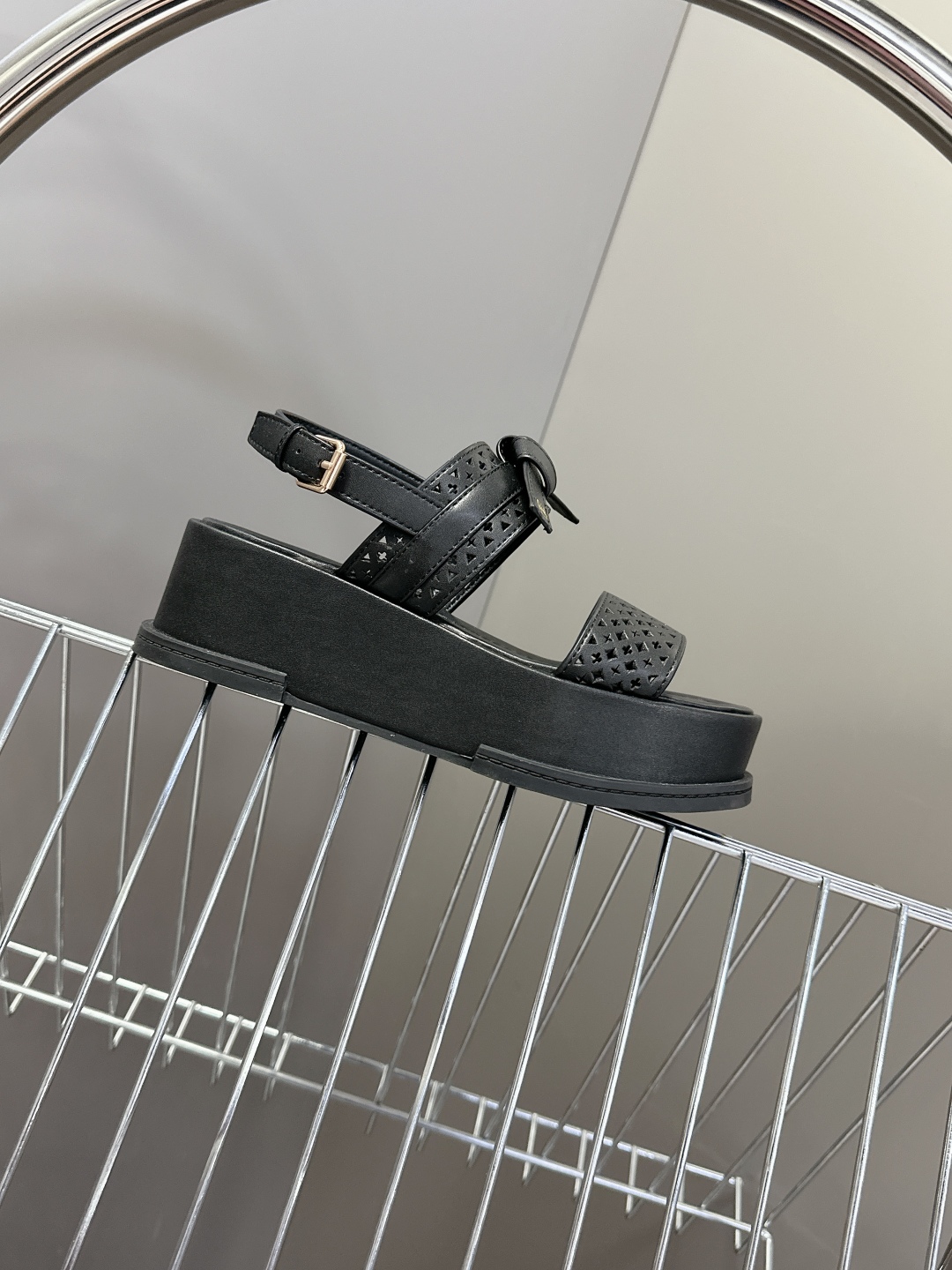  Louis Vuitton 路易威登 MAYA FLATFORM凉鞋✖️村上隆️联名款
    本款 