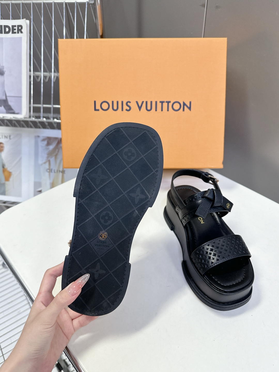  Louis Vuitton 路易威登 MAYA FLATFORM凉鞋✖️村上隆️联名款
    本款 
