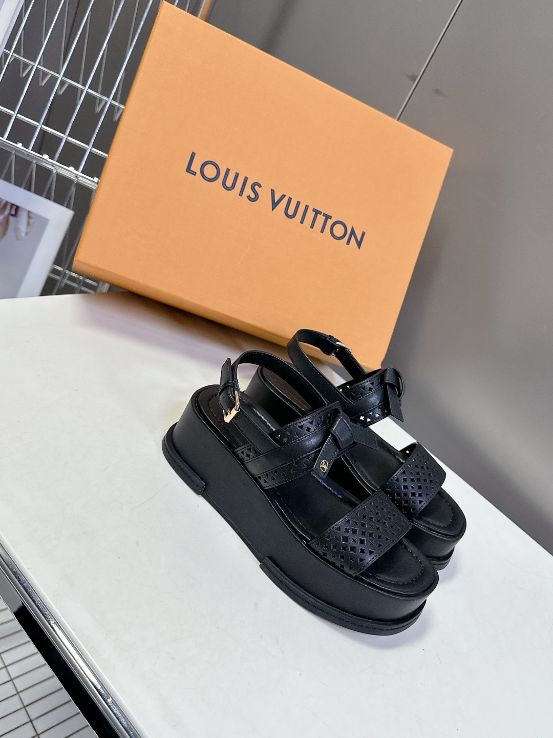  Louis Vuitton 路易威登 MAYA FLATFORM凉鞋✖️村上隆️联名款
    本款 