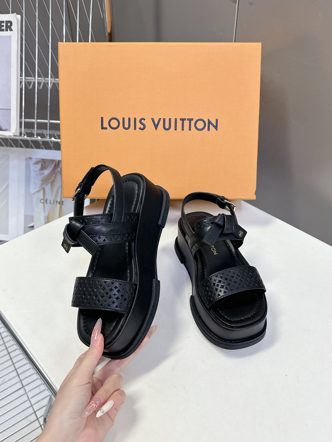  Louis Vuitton 路易威登 MAYA FLATFORM凉鞋✖️村上隆️联名款
    本款 