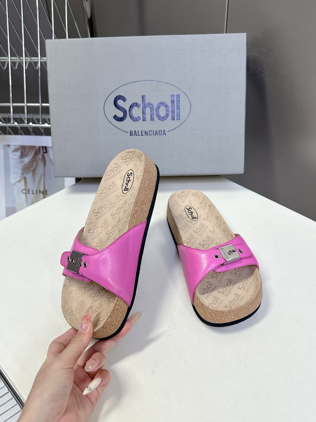  Balenciaga巴黎世家 X Scholl联名款木塞底勃肯拖鞋 凉鞋
   以巴黎世家的设计才思融