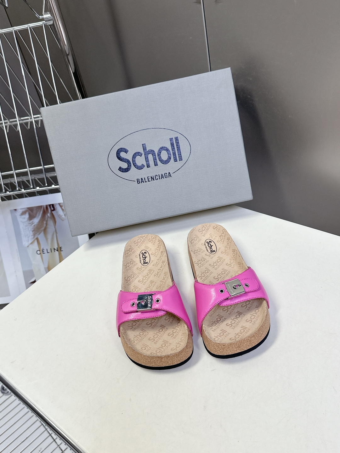  Balenciaga巴黎世家 X Scholl联名款木塞底勃肯拖鞋 凉鞋
   以巴黎世家的设计才思融