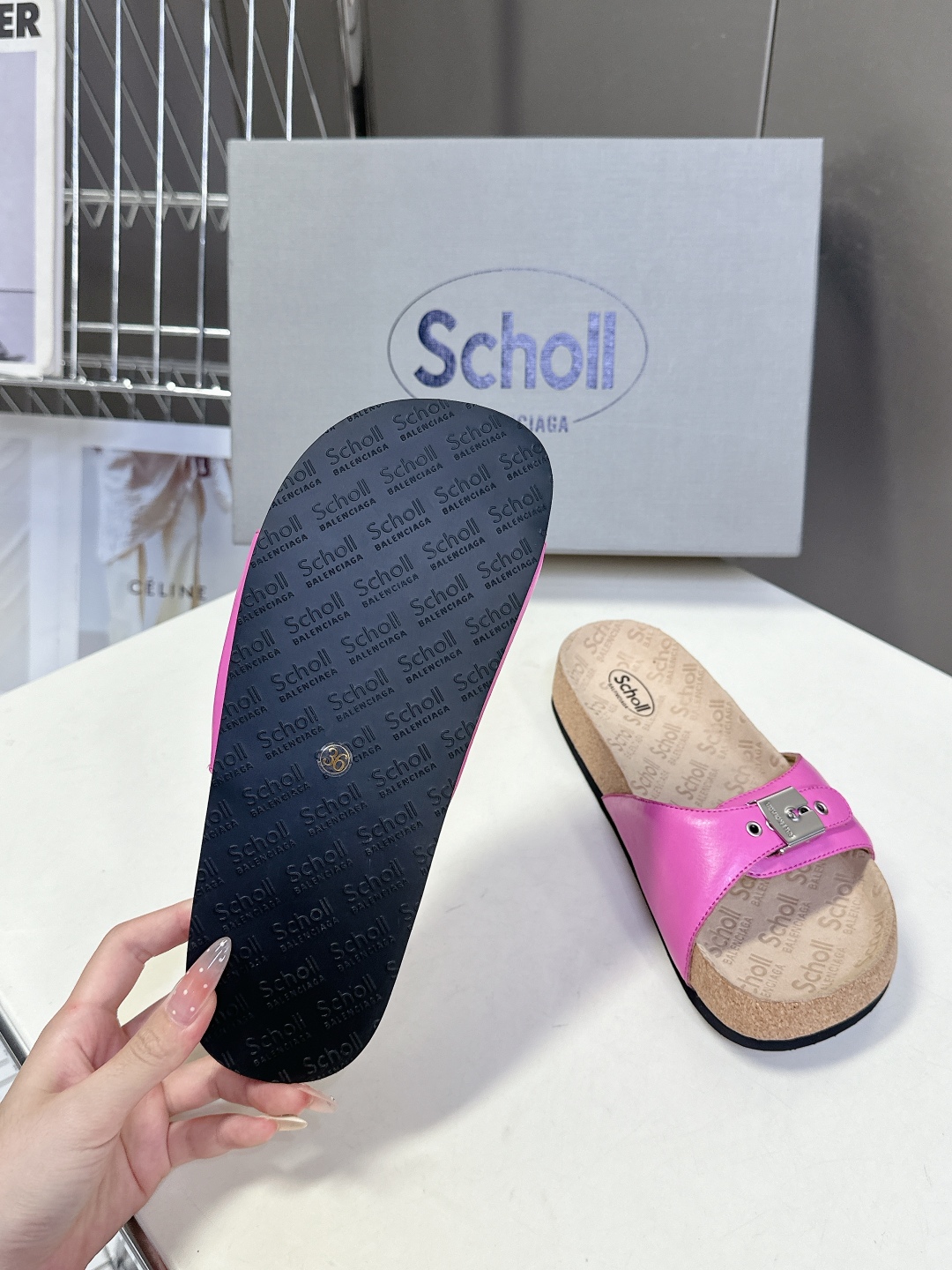  Balenciaga巴黎世家 X Scholl联名款木塞底勃肯拖鞋 凉鞋
   以巴黎世家的设计才思融