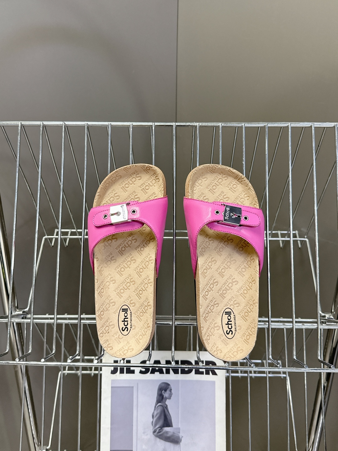 Balenciaga巴黎世家 X Scholl联名款木塞底勃肯拖鞋 凉鞋
   以巴黎世家的设计才思融