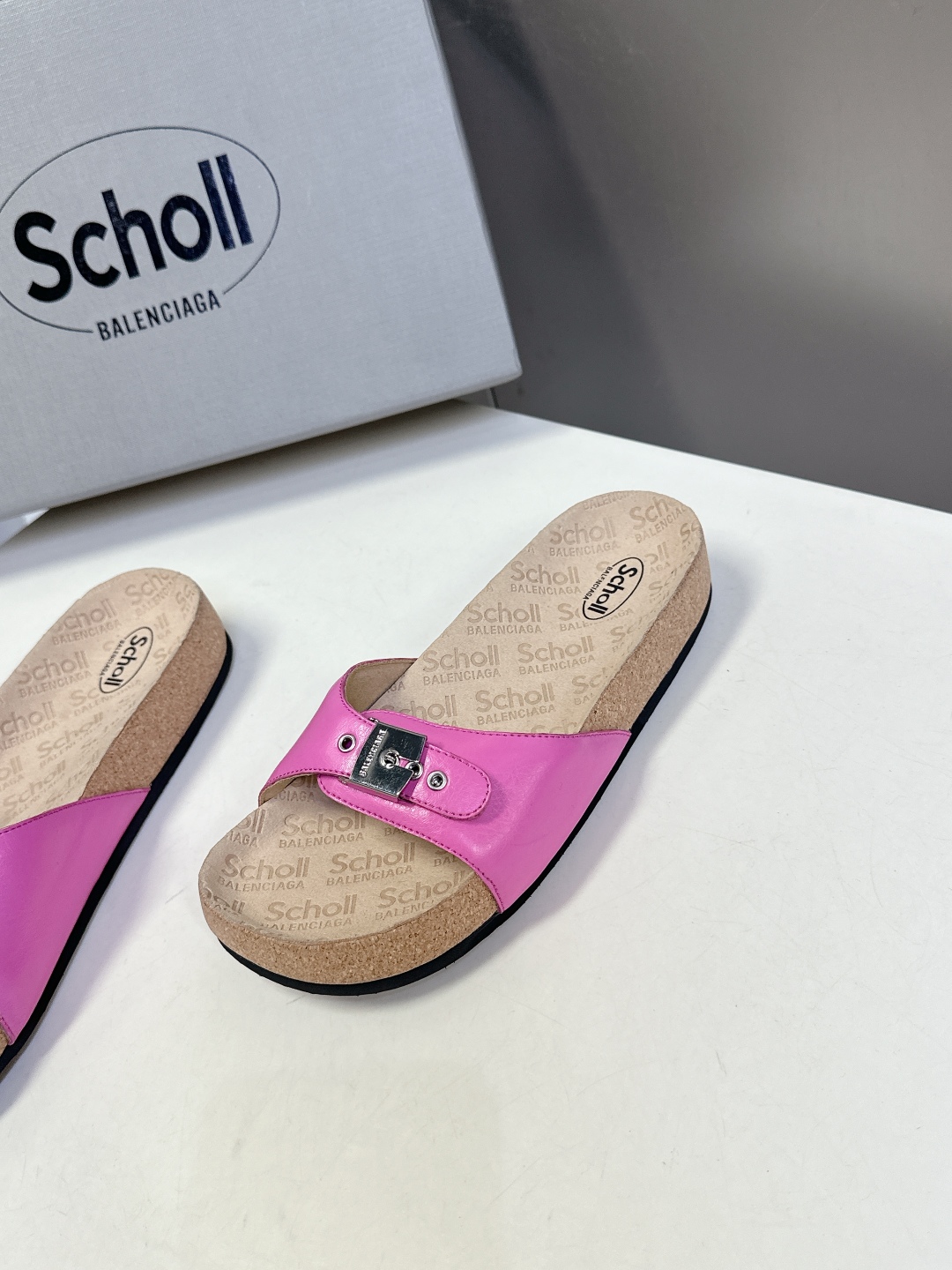  Balenciaga巴黎世家 X Scholl联名款木塞底勃肯拖鞋 凉鞋
   以巴黎世家的设计才思融