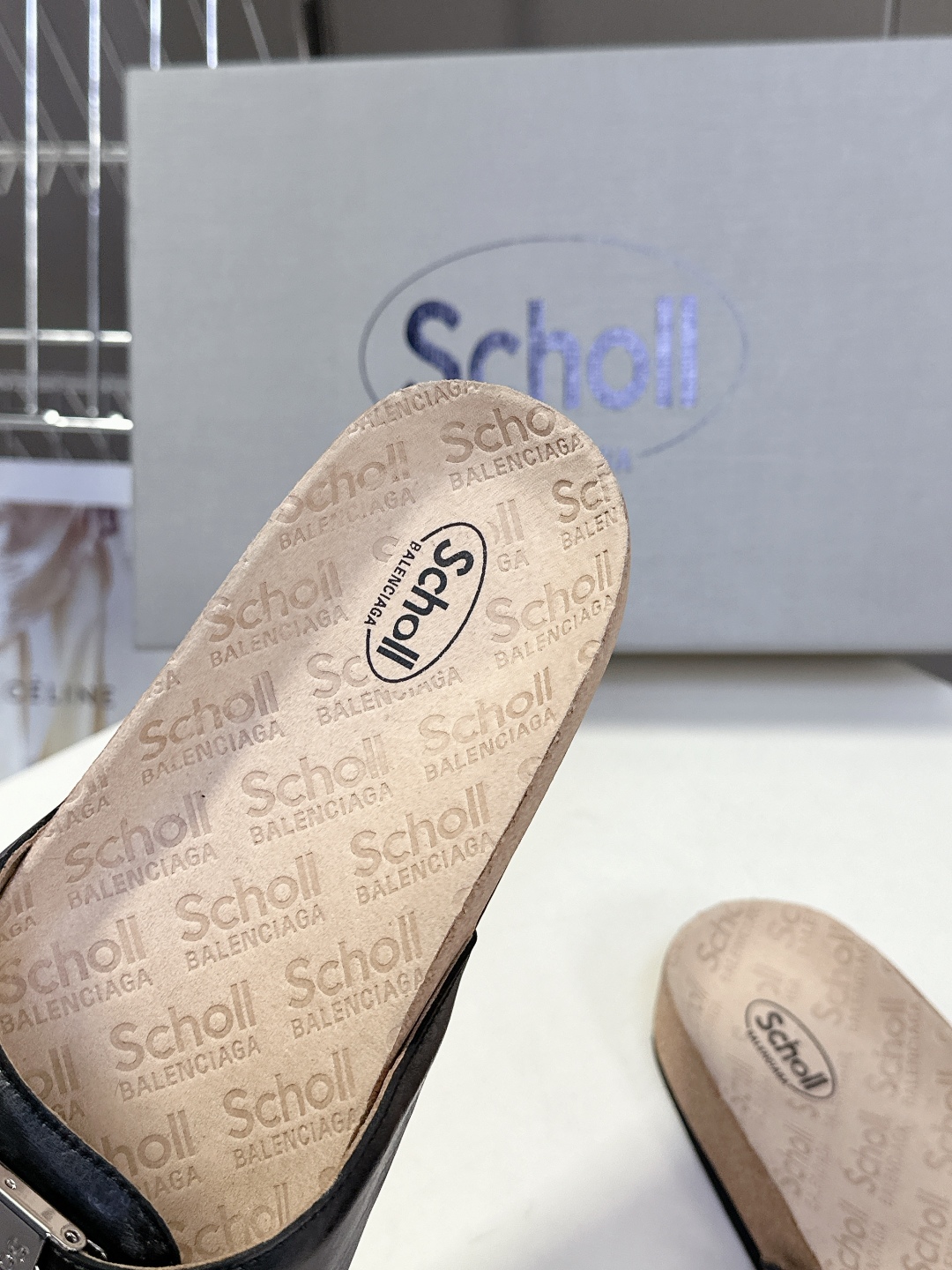  Balenciaga巴黎世家 X Scholl联名款木塞底勃肯拖鞋 凉鞋
   以巴黎世家的设计才思融