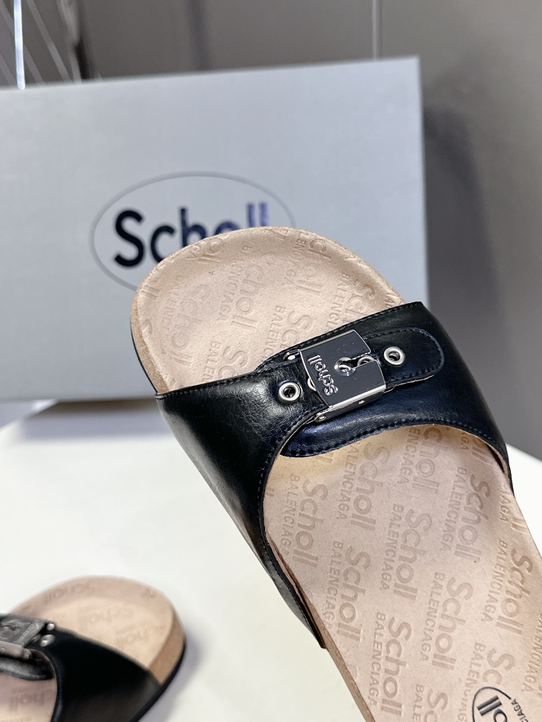  Balenciaga巴黎世家 X Scholl联名款木塞底勃肯拖鞋 凉鞋
   以巴黎世家的设计才思融