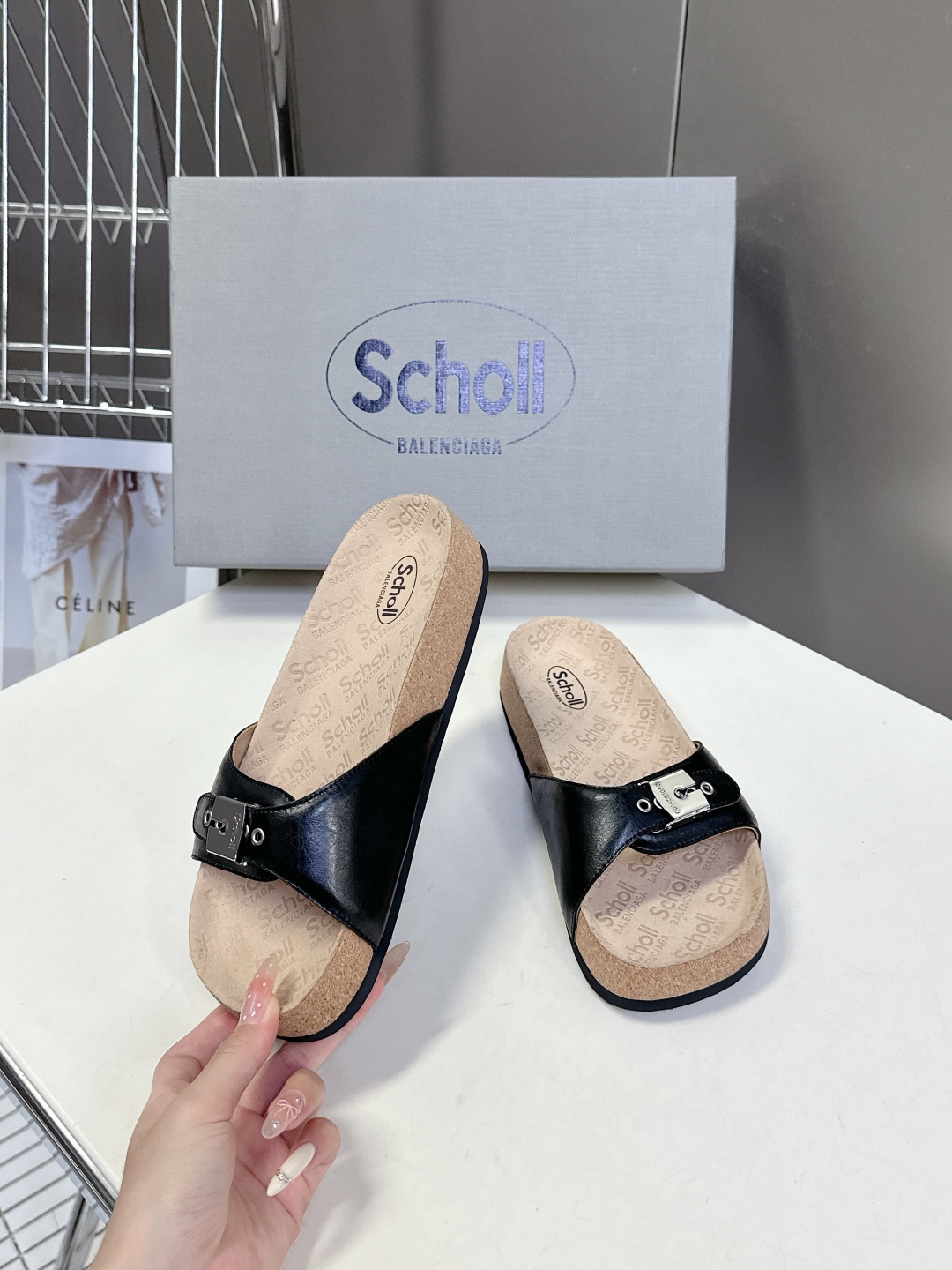  Balenciaga巴黎世家 X Scholl联名款木塞底勃肯拖鞋 凉鞋
   以巴黎世家的设计才思融