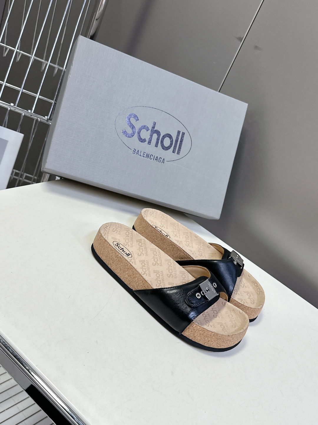  Balenciaga巴黎世家 X Scholl联名款木塞底勃肯拖鞋 凉鞋
   以巴黎世家的设计才思融