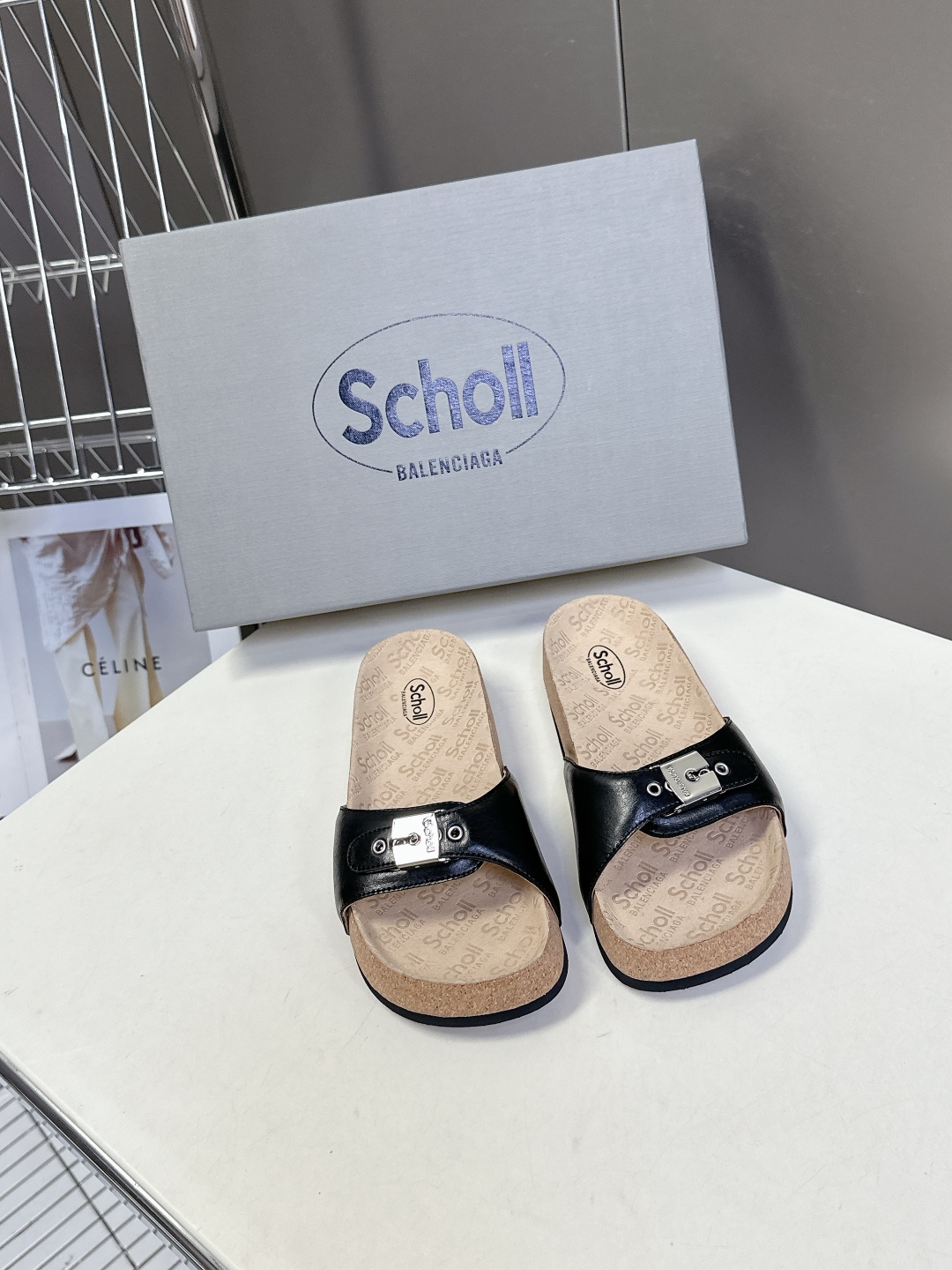  Balenciaga巴黎世家 X Scholl联名款木塞底勃肯拖鞋 凉鞋
   以巴黎世家的设计才思融
