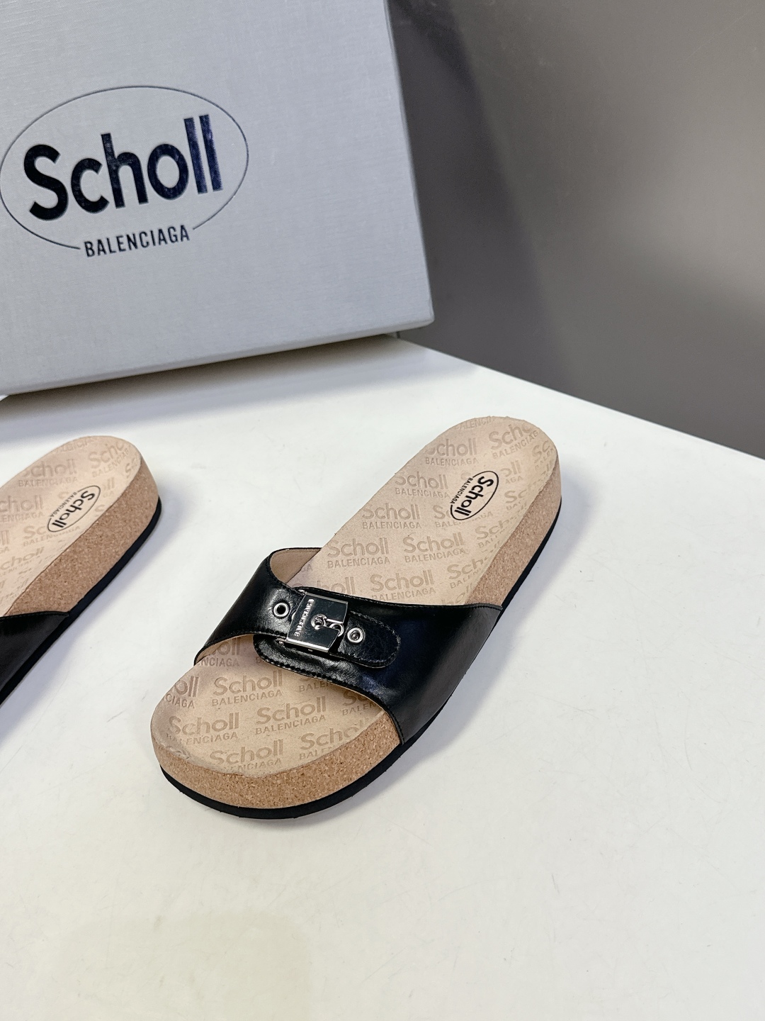  Balenciaga巴黎世家 X Scholl联名款木塞底勃肯拖鞋 凉鞋
   以巴黎世家的设计才思融