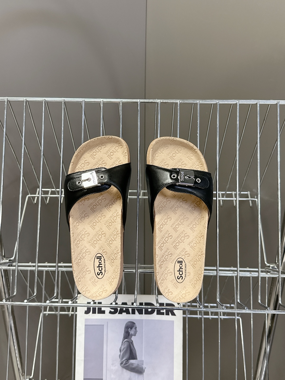  Balenciaga巴黎世家 X Scholl联名款木塞底勃肯拖鞋 凉鞋
   以巴黎世家的设计才思融