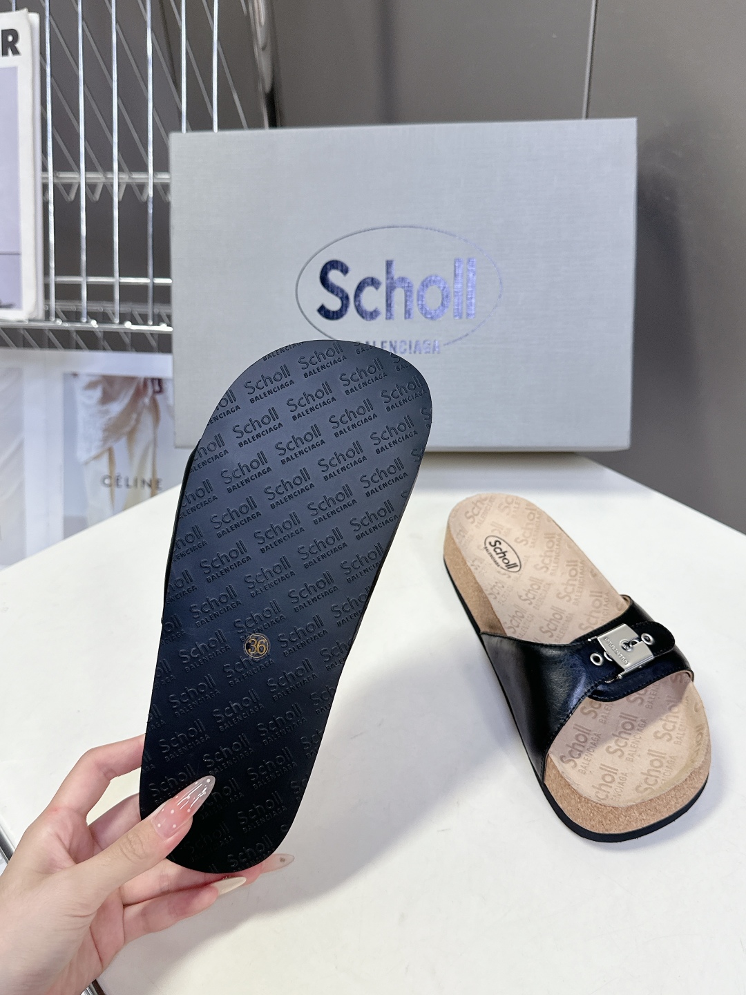  Balenciaga巴黎世家 X Scholl联名款木塞底勃肯拖鞋 凉鞋
   以巴黎世家的设计才思融