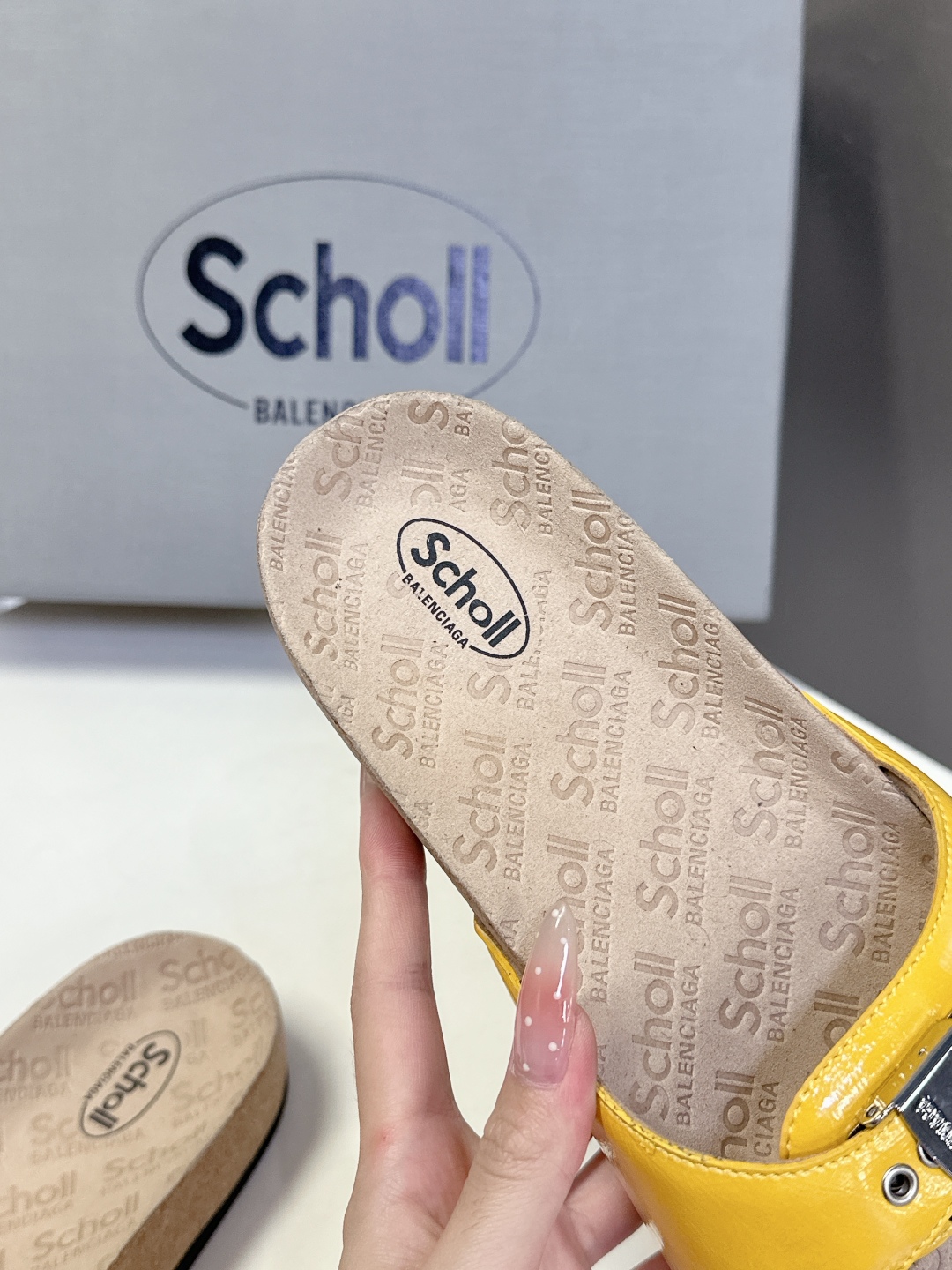  Balenciaga巴黎世家 X Scholl联名款木塞底勃肯拖鞋 凉鞋
   以巴黎世家的设计才思融