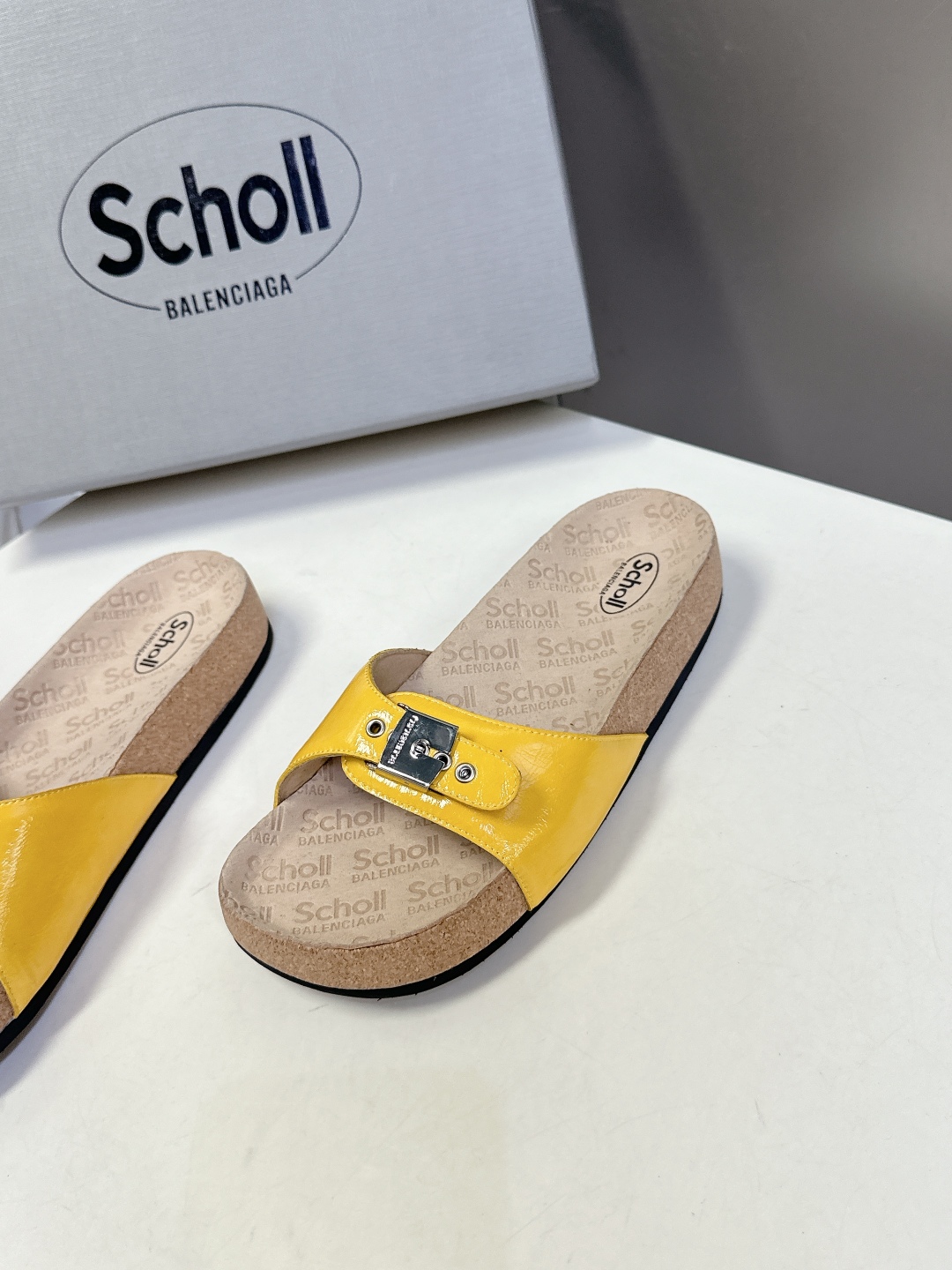  Balenciaga巴黎世家 X Scholl联名款木塞底勃肯拖鞋 凉鞋
   以巴黎世家的设计才思融
