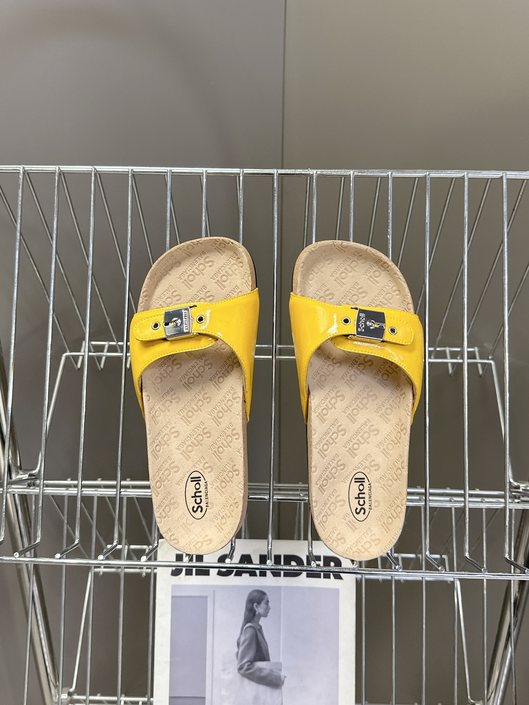  Balenciaga巴黎世家 X Scholl联名款木塞底勃肯拖鞋 凉鞋
   以巴黎世家的设计才思融