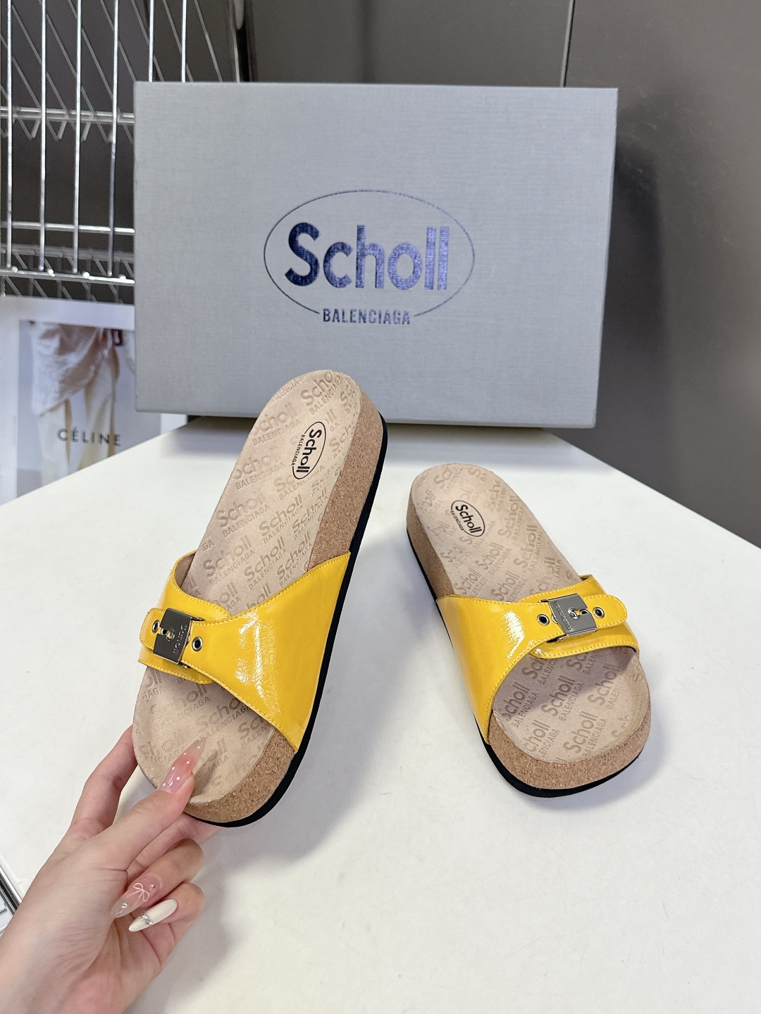  Balenciaga巴黎世家 X Scholl联名款木塞底勃肯拖鞋 凉鞋
   以巴黎世家的设计才思融
