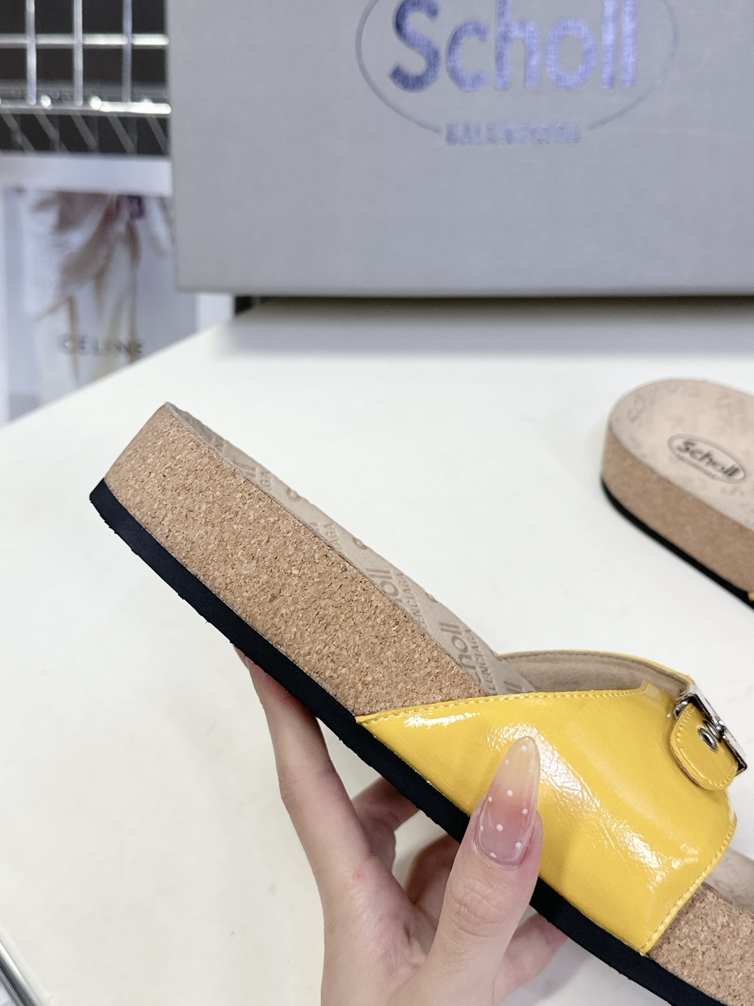  Balenciaga巴黎世家 X Scholl联名款木塞底勃肯拖鞋 凉鞋
   以巴黎世家的设计才思融
