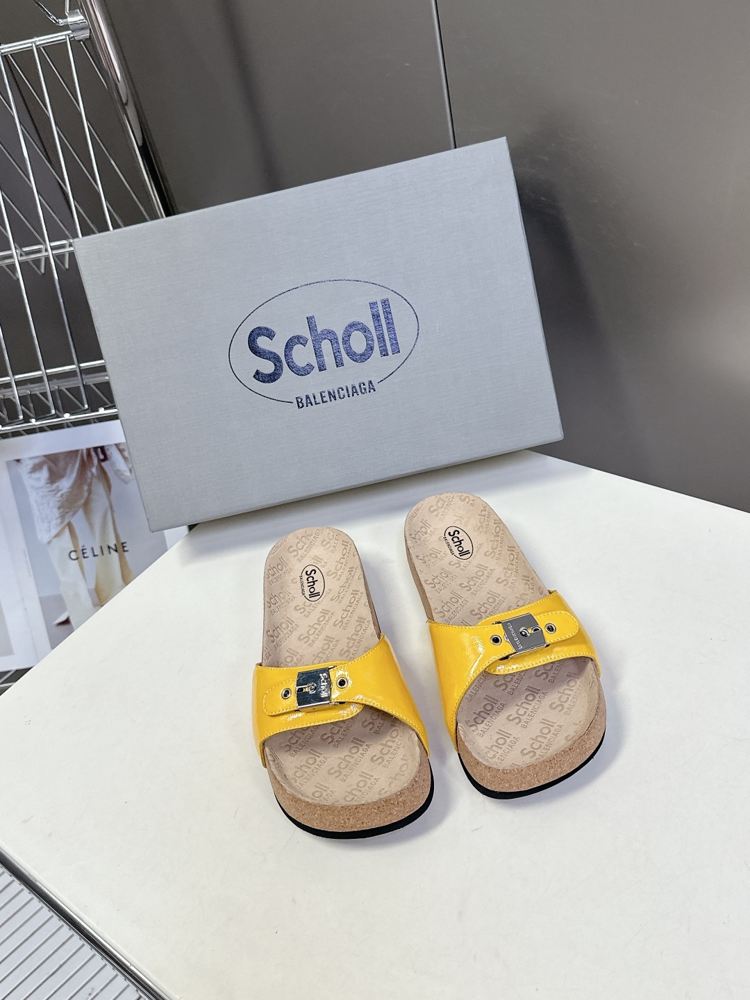  Balenciaga巴黎世家 X Scholl联名款木塞底勃肯拖鞋 凉鞋
   以巴黎世家的设计才思融