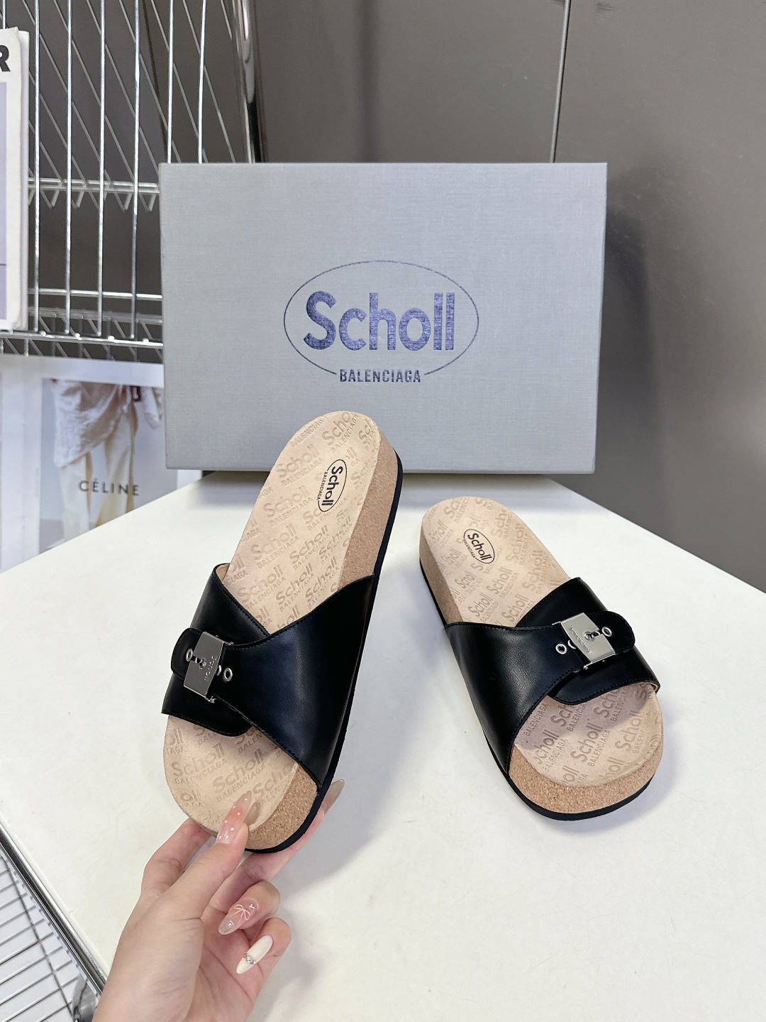  Balenciaga巴黎世家 X Scholl联名款木塞底勃肯拖鞋 凉鞋
   以巴黎世家的设计才思融