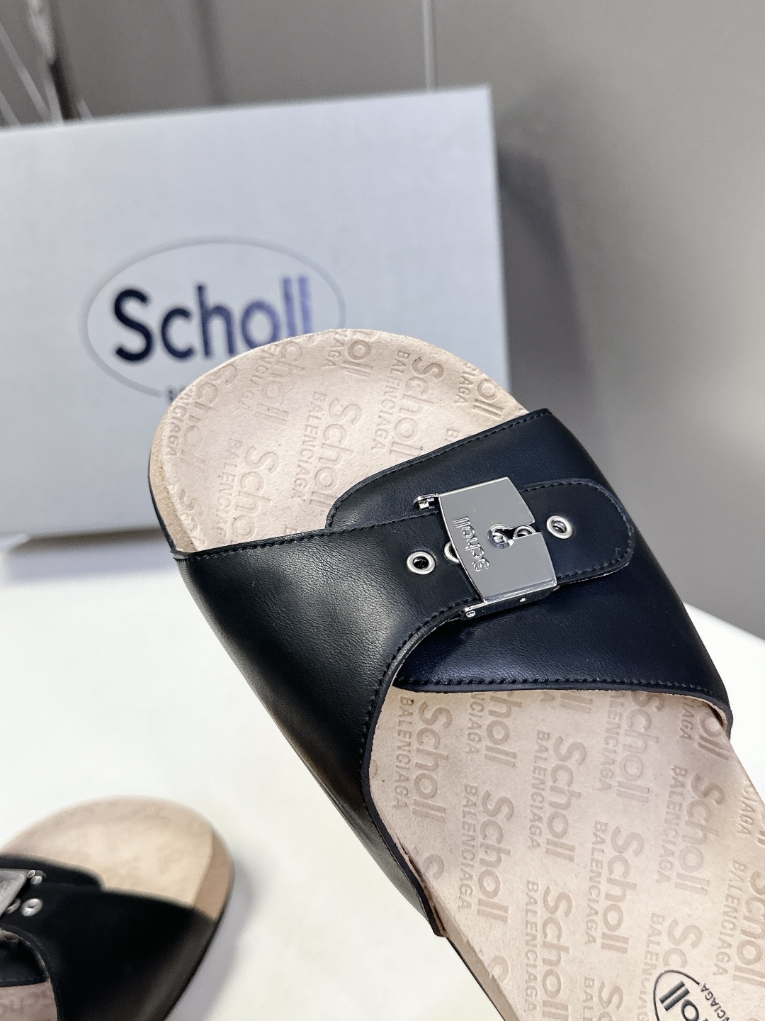  Balenciaga巴黎世家 X Scholl联名款木塞底勃肯拖鞋 凉鞋
   以巴黎世家的设计才思融