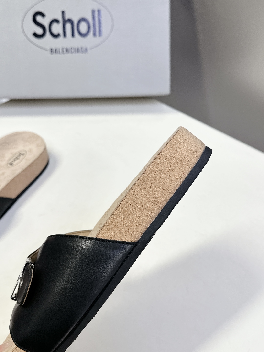  Balenciaga巴黎世家 X Scholl联名款木塞底勃肯拖鞋 凉鞋
   以巴黎世家的设计才思融