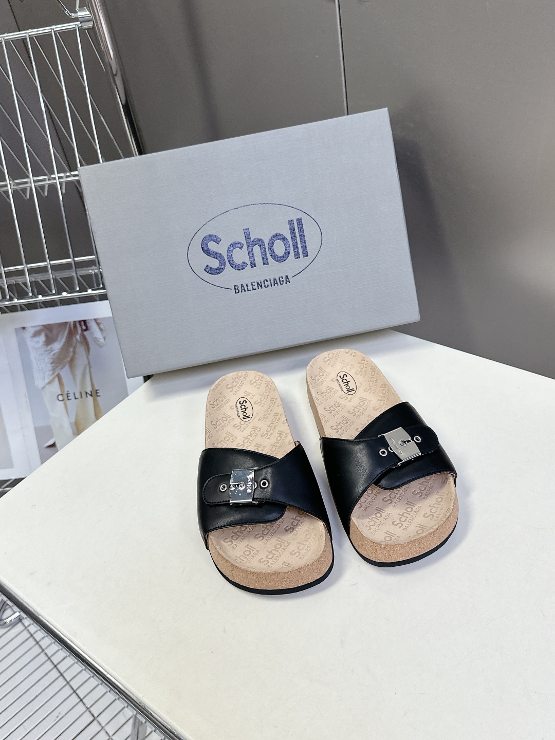  Balenciaga巴黎世家 X Scholl联名款木塞底勃肯拖鞋 凉鞋
   以巴黎世家的设计才思融