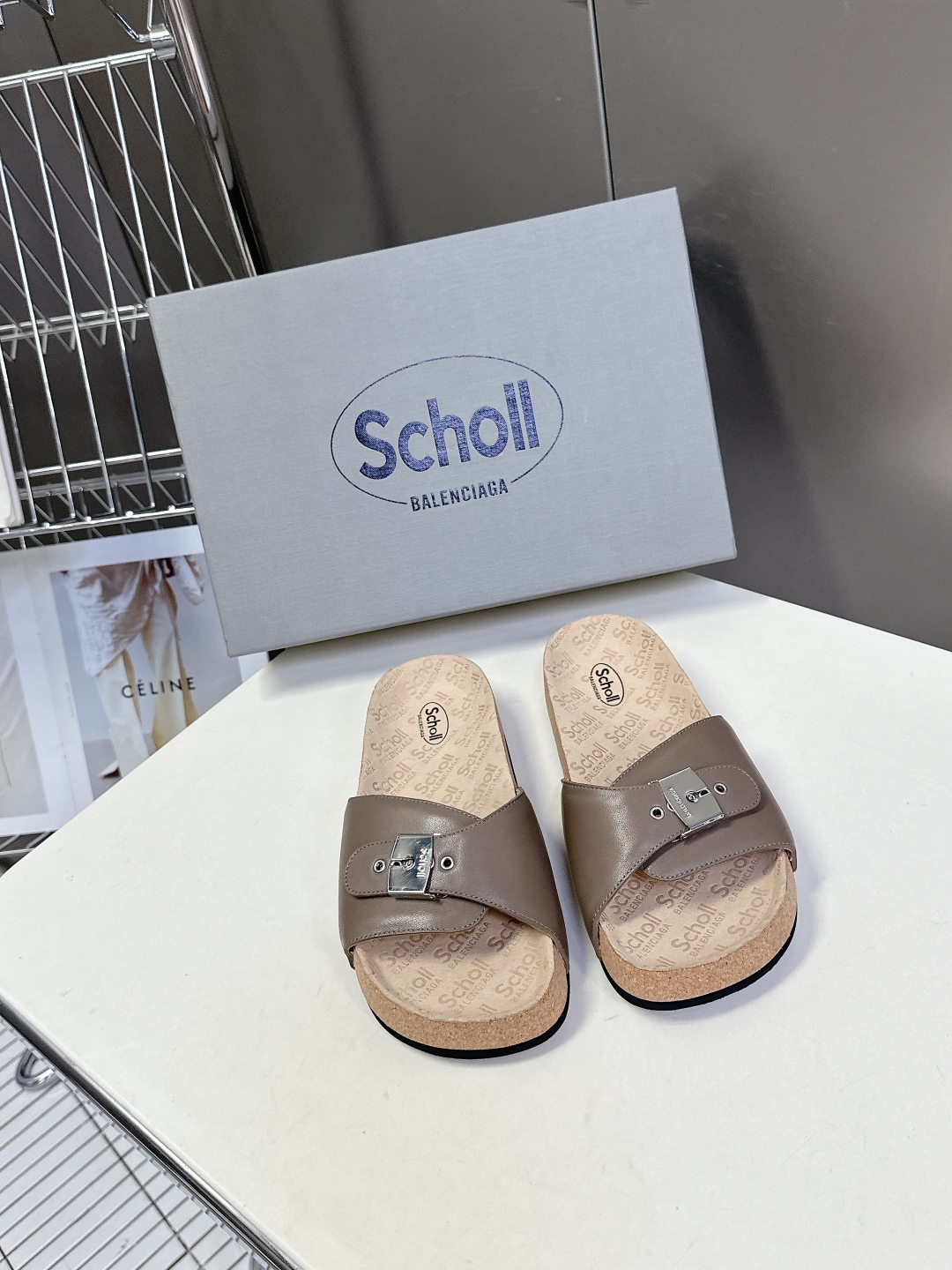  Balenciaga巴黎世家 X Scholl联名款木塞底勃肯拖鞋 凉鞋
   以巴黎世家的设计才思融