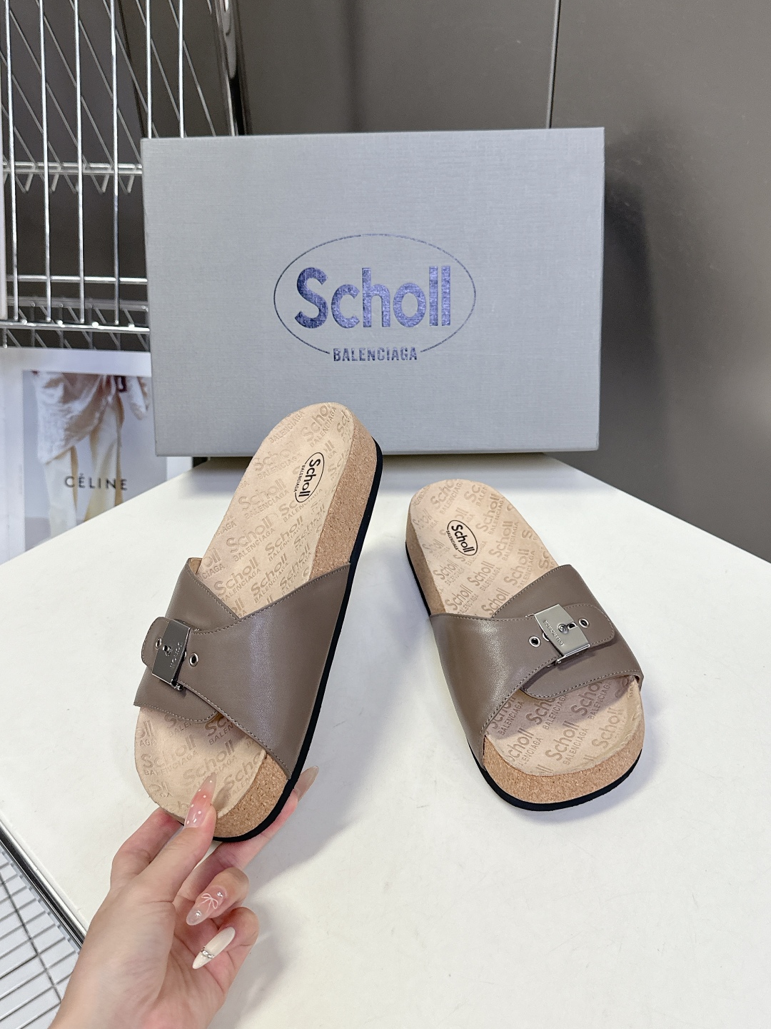  Balenciaga巴黎世家 X Scholl联名款木塞底勃肯拖鞋 凉鞋
   以巴黎世家的设计才思融