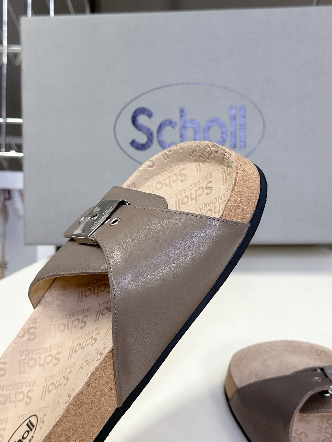  Balenciaga巴黎世家 X Scholl联名款木塞底勃肯拖鞋 凉鞋
   以巴黎世家的设计才思融