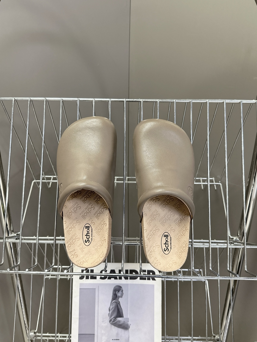 男装➕10 Balenciaga巴黎世家 X Scholl联名款木塞底勃肯拖鞋 凉鞋
   以巴黎世家的