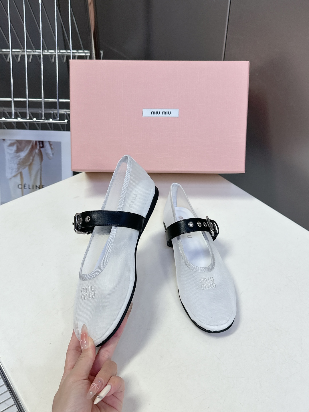  缪缪MIuMiu经典芭蕾舞鞋
   以芭蕾的灵动意韵融于日常，以现代笔触刻画舞鞋经典轮廓 从经典日式鞋