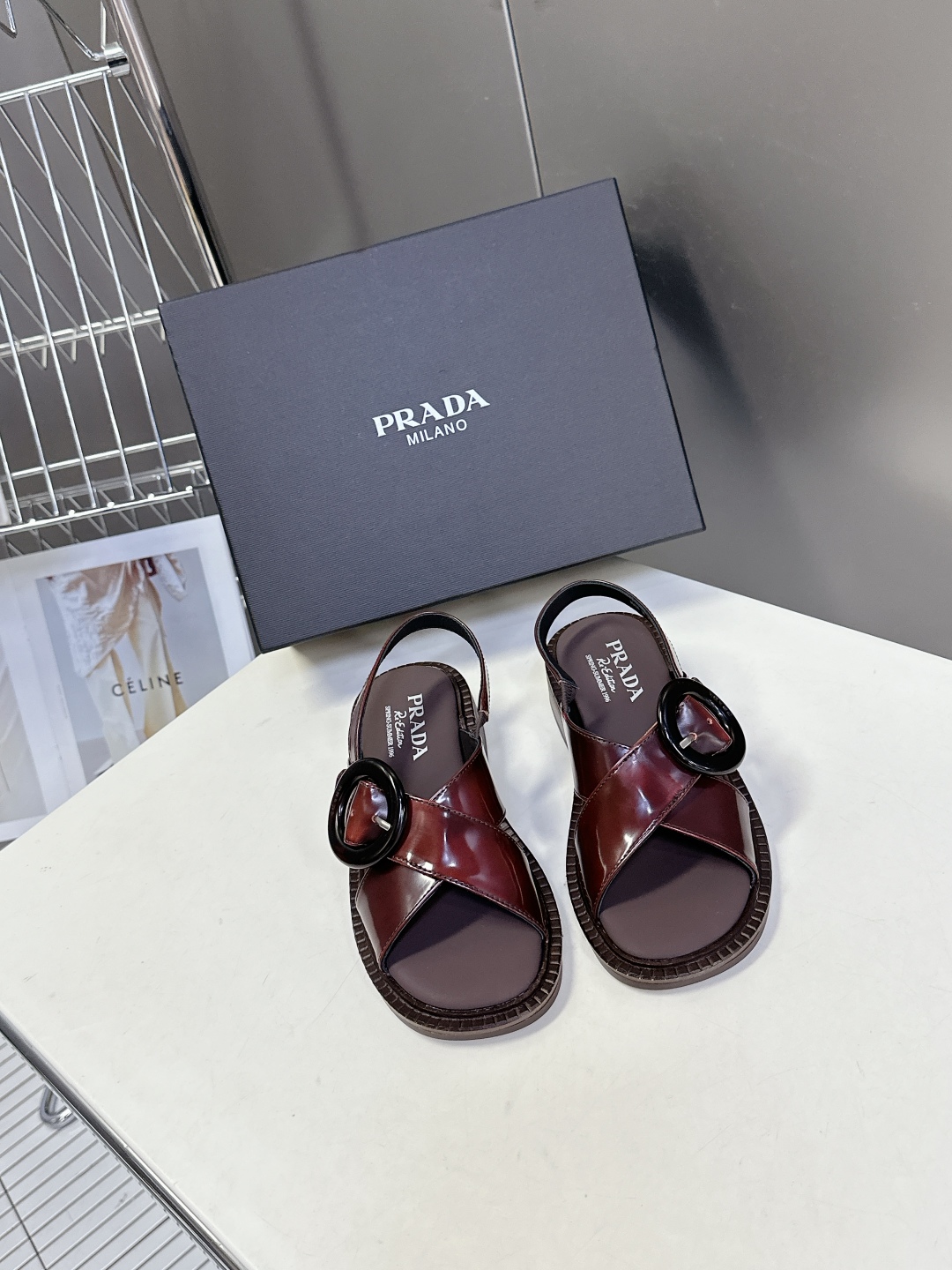  Prada 普拉达春夏季最新款交叉复古凉鞋
超多网红时尚博主种草 春夏必备 小粗跟特别稳，真的是好穿又