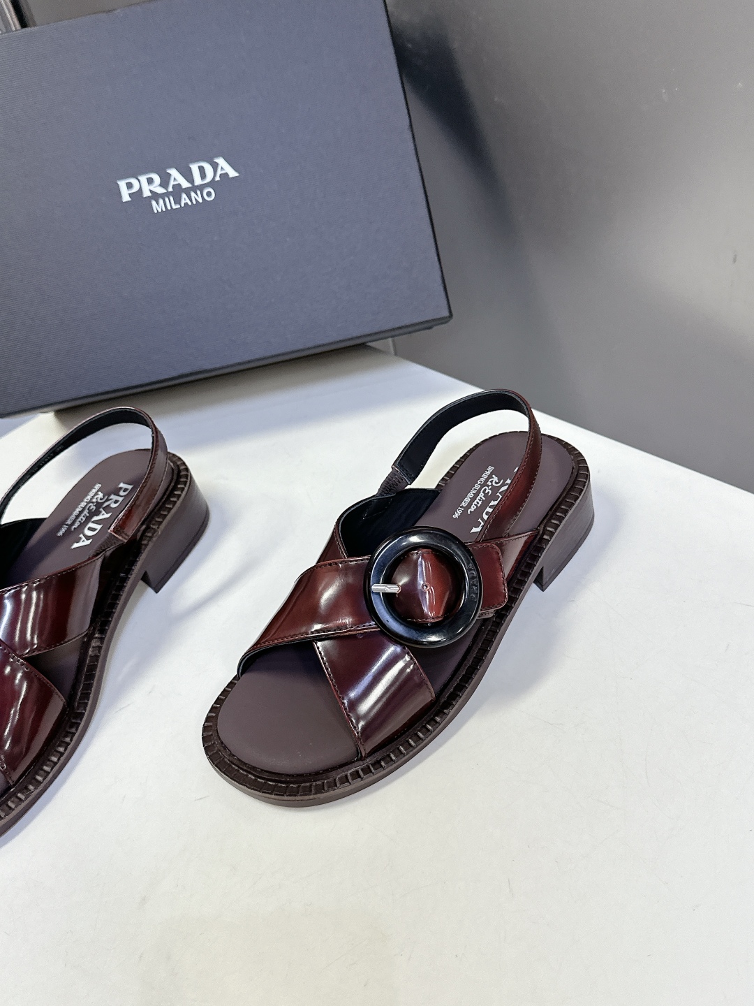  Prada 普拉达春夏季最新款交叉复古凉鞋
超多网红时尚博主种草 春夏必备 小粗跟特别稳，真的是好穿又