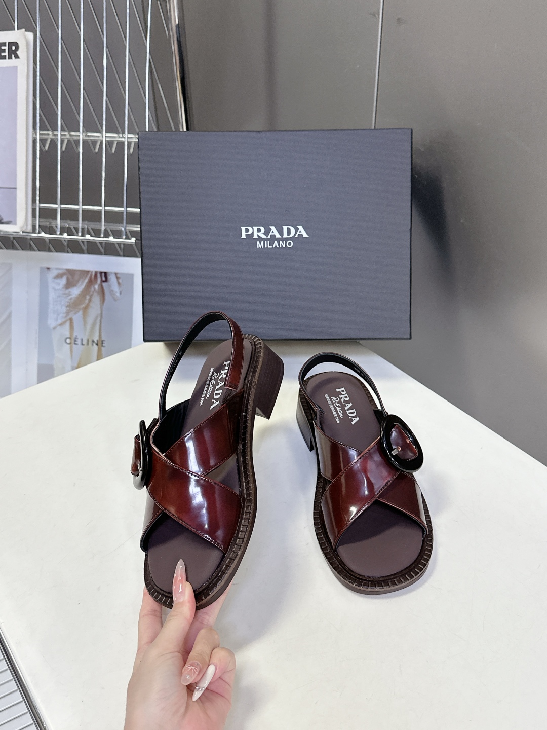  Prada 普拉达春夏季最新款交叉复古凉鞋
超多网红时尚博主种草 春夏必备 小粗跟特别稳，真的是好穿又