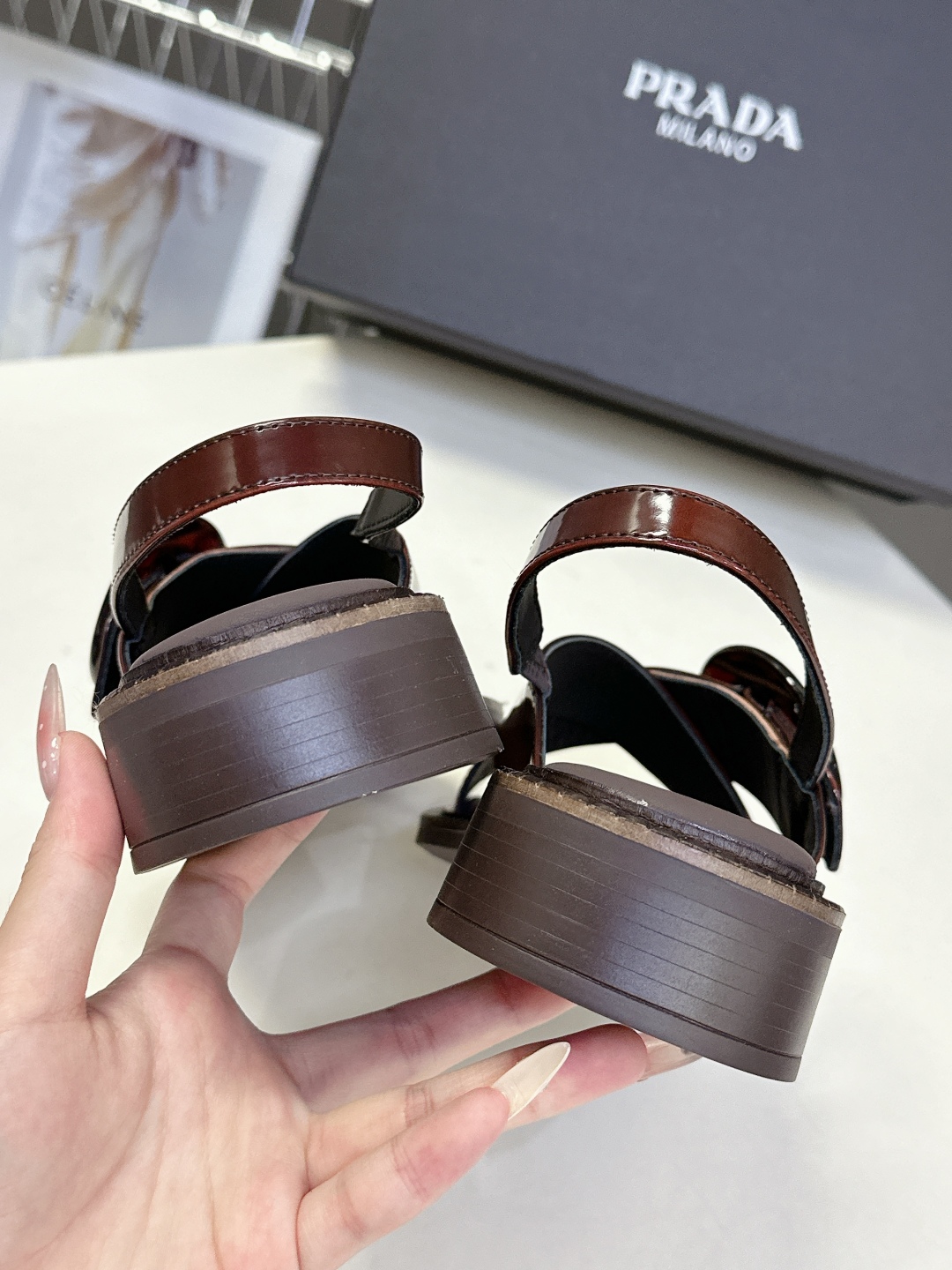  Prada 普拉达春夏季最新款交叉复古凉鞋
超多网红时尚博主种草 春夏必备 小粗跟特别稳，真的是好穿又