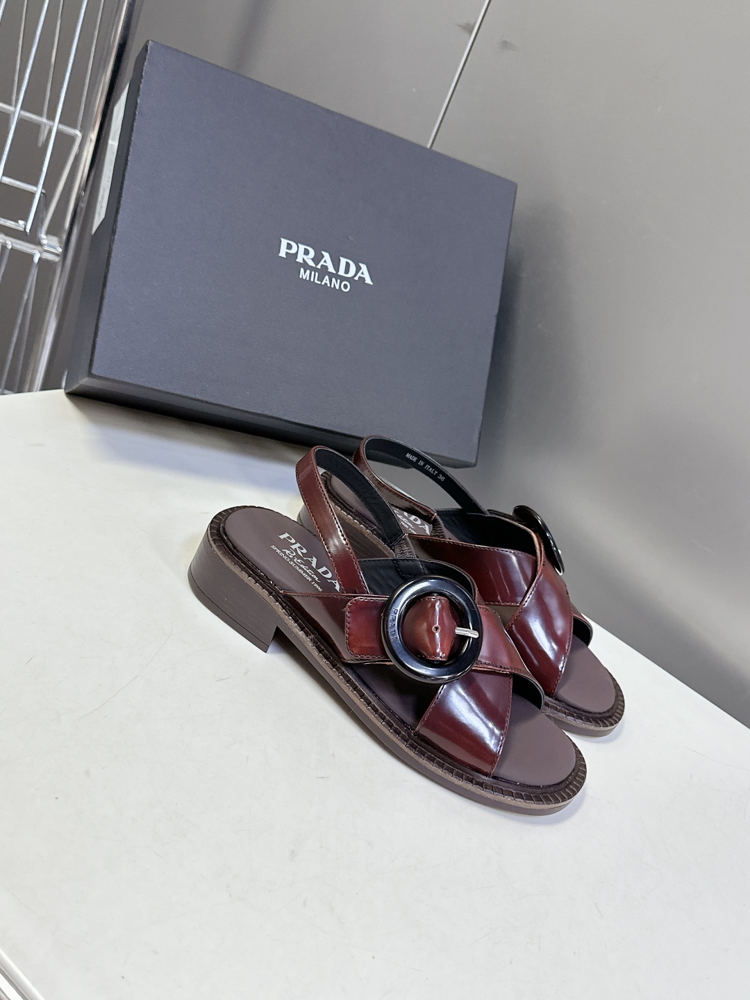  Prada 普拉达春夏季最新款交叉复古凉鞋
超多网红时尚博主种草 春夏必备 小粗跟特别稳，真的是好穿又