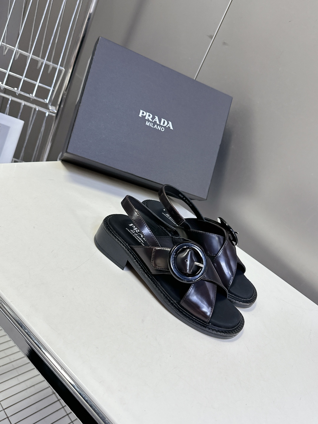  Prada 普拉达春夏季最新款交叉复古凉鞋
超多网红时尚博主种草 春夏必备 小粗跟特别稳，真的是好穿又