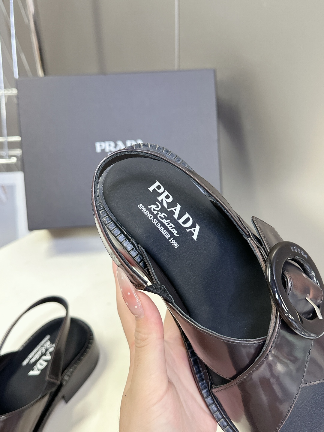  Prada 普拉达春夏季最新款交叉复古凉鞋
超多网红时尚博主种草 春夏必备 小粗跟特别稳，真的是好穿又