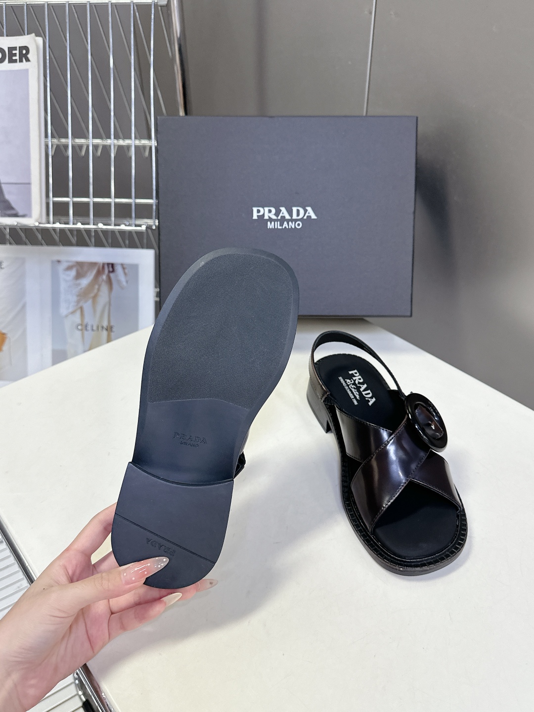  Prada 普拉达春夏季最新款交叉复古凉鞋
超多网红时尚博主种草 春夏必备 小粗跟特别稳，真的是好穿又